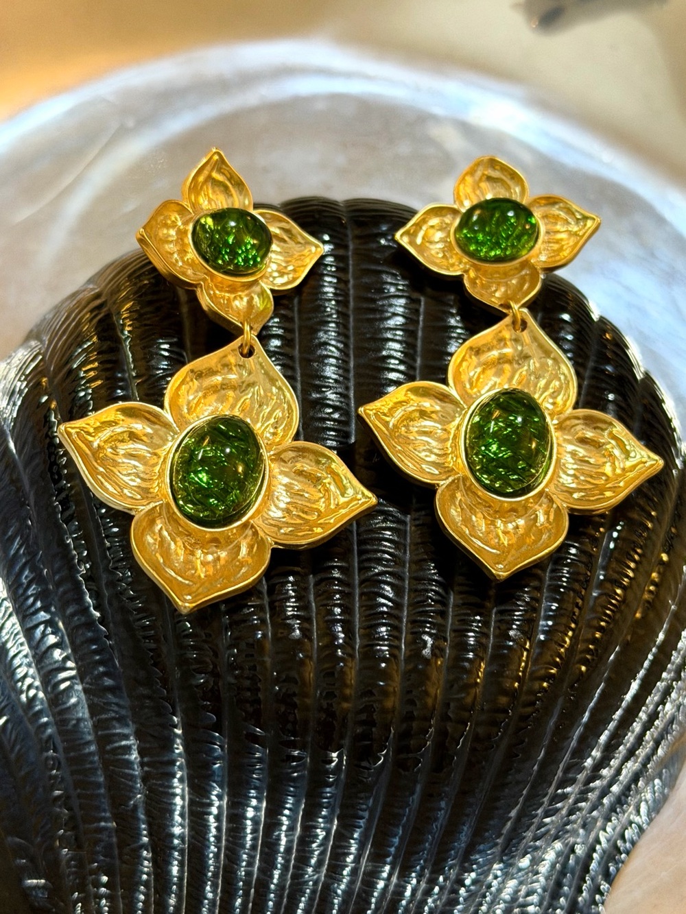 KJL GOLD FLORAL DANGLE DROP EARRINGS/ GREEN GLASS CABOCHON- CLIP ON - Picture 11 of 14